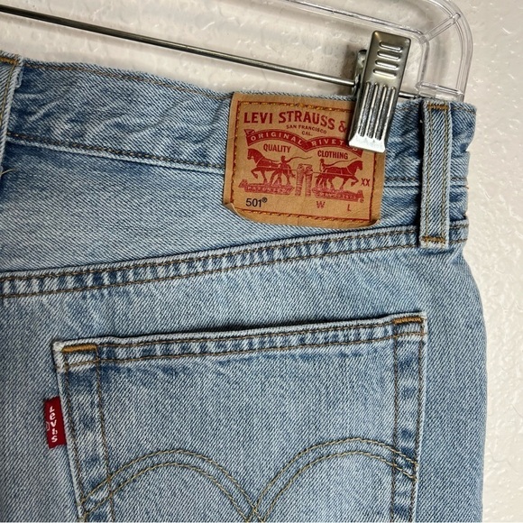 Levi’s 501 Shorts Women 27 High Rise Cut Off Jean Light Wash Button Fly B4 - Picture 3 of 9